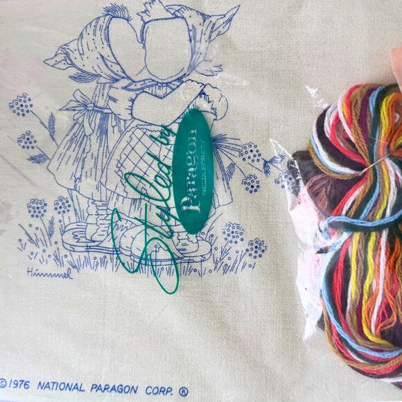 Vintage Paragon Needlecraft Hummel Kit (1976) Crewel Stitchery Kit - Picture 2 of 12